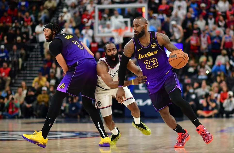 NBA巨星在比赛中绽放：湖人队员以惊人速度取得领先的简单介绍