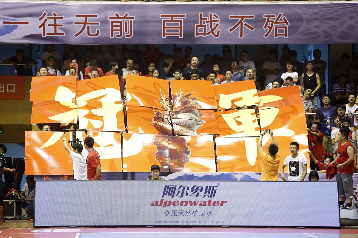 球队陷入困境宣告重组，球迷拭目以待的简单介绍
