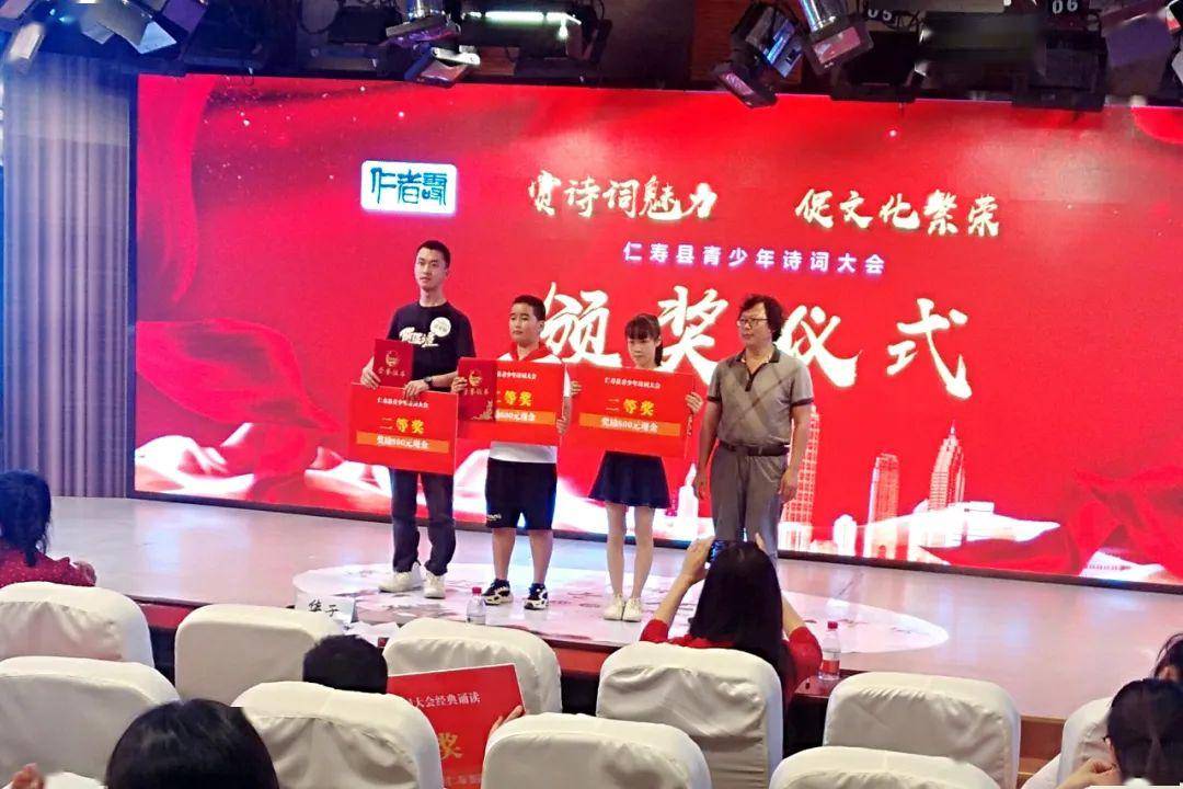 包含南美新生代表团奋起直追，盼夺桂冠的词条